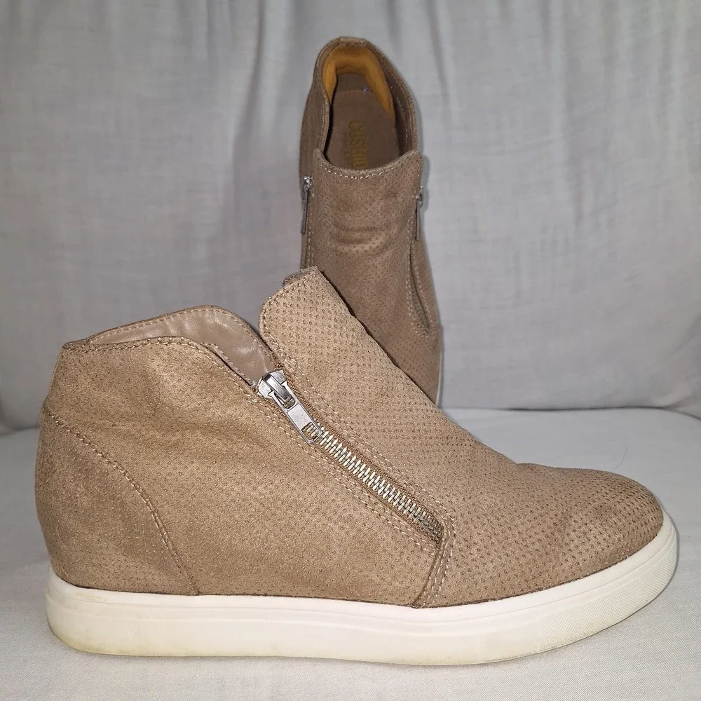 CUSHIONAIRE Hart Tan  Hidden Wedge sneaker Size 8.5 Women's Taupe Fashion Bootie